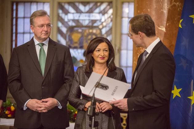 11.12.2014,Berlin,GER,Deutschland,Rotes Rathaus,Wappensaal,Der neue reg. Buergermeister von Berlin, Michael Mueller(SPD) uebergibt die Ernennungsurkunden an Dilek Kolat sowie Frank Henkel