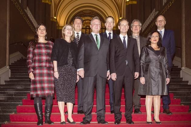 11.12.2014,Berlin,GER,Deutschland,Rotes Rathaus,Der neue reg. Buergermeister von Berlin, Michael Mueller(SPD) hat die Ernennungsurkunden an die Senatoren ueberreicht.Gemeinsames Gruppenbild:Buegermeisterin sowie Senatorin für Arbeit, Integration und Frauen: Dilek Kolat,Buegermeister sowie Senator für Inneres und Sport: Frank Henkel,Senatorin für Bildung, Jugend und Wissenschaft: Sandra Scheeres,Senator für Finanzen: Matthias Kollatz-Ahnen,Senator für Gesundheit und Soziales: Mario Czaja,Senator für Justiz und Verbraucherschutz: Thomas Heilmann,Senator für Stadtentwicklung und Umwelt: Andreas Geisel,Senatorin für Wirtschaft, Technologie und Forschung: Cornelia Yzer