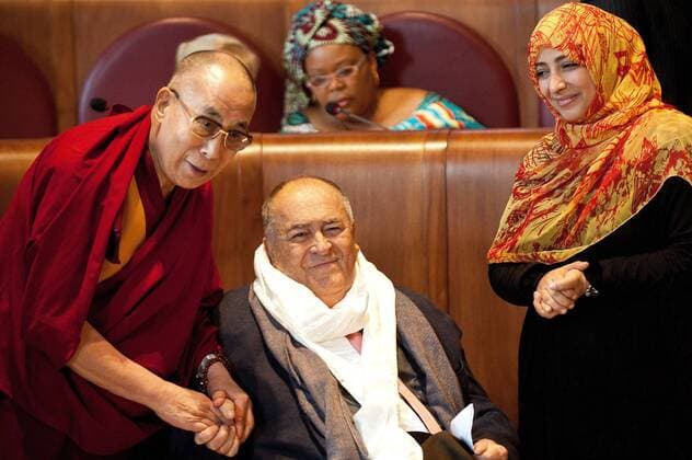 December 14, 2014: Bernardo Bertolucci, flanked Dalai Lama and Tawakkul Karman, receives award during the closing session of the 14th World Meeting of Nobel prizes for peace in the Hall of Flags in the Campidoglio in Rome.  ©MASSIMILIANOxMIGLIORATO CPP