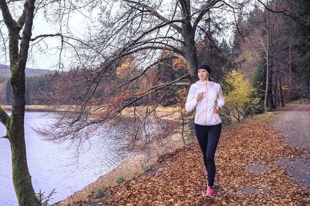 Frau beim Joggen am Seeufer, Scheibe-Alsbach, Thüringen, Deutschland, Europa ibxvth04031696.jpg