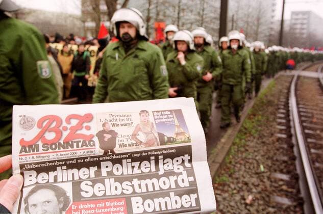 Verbotene Luxemburg-Liebknecht Demonstration Aufgrund einer ominoesen Morddrohung eines Berliner Brandstifters wurde die alljaehrliche Demonstration linker Gruppen und Parteien zum Gedenken an die Ermordung Karl Liebknechts und Rosa Luxemburg im Jahre 1919 vom Berliner Polizeipraesidenten Saberschinsky verboten. Trotz des Demonstrationsverbotes versammelten sich mehrere tausend Menschen und zogen in einem Protestmarsch durch die Berliner Innenstadt. Hier: Die Ausgabe der Berliner Boulevardzeitung B.Z. am Sonntag. Berlin, 9.1.2000