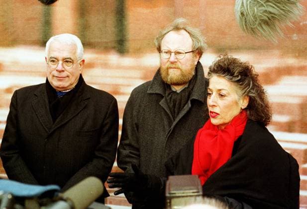 Holocaustmahnmal in Berlin Nach mehr als zehn Jahren Debatten um ein Holocaust-Mahnmal in Berlin, sind im Januar 2000 symbolisch drei Hinweistafeln zu dem Projekt aufgestellt worden. Hier: V.l.n.r. Der US-Architekt Peter Eisenman, Bundestagspraesident Wolfgang Thierse (SPD) und die stellvertretende Vorsitzende des Kuratoriums der Mahnmal-Stiftung Lea Rosh stehen vor einem Foto mit dem geplanten Mahnmal, welches in unmittelbarer Naehe zum Brandenburger Tor und dem Reichstagsgebaeude errichtet werden soll. Berlin, 27.1.2000