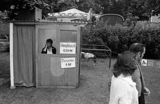 DDR, Berlin Pankow, Frau am Pony Stand auf dem Fest an der Panke, August 86