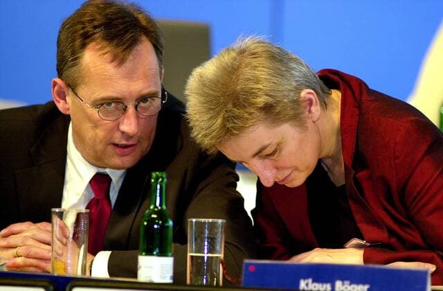 Landesparteitag der Berliner SPD Landesparteitag der Berliner SPD. Links, Peter Strieder, Vorsitzender der SPD-Berlin, und Senator fuer Verkehr, rechts Annette Fugmann-Heesing, stellv. SPD-Landesvorsitzende. 7.4.2001, Berlin