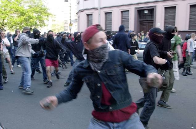 Auseinandersetzungen am1. Mai in Berlin Nach dem Verbot einer Revolutionaeren 1. Mai Demonstration durch den Berliner Innensenat kam es am 1. Mai in Kreuzberg zu den befuerchteten Strassenschlachten. Trotz eines Aufgebotes von 9.000 Beamten, gelang es der Polizei erst nach vier Stunden die Lage unter Kontrolle bringen. Hier: Demonstranten am Mariannenplatz, dem Zentrum der Krawalle. 1.5.2001, Berlin