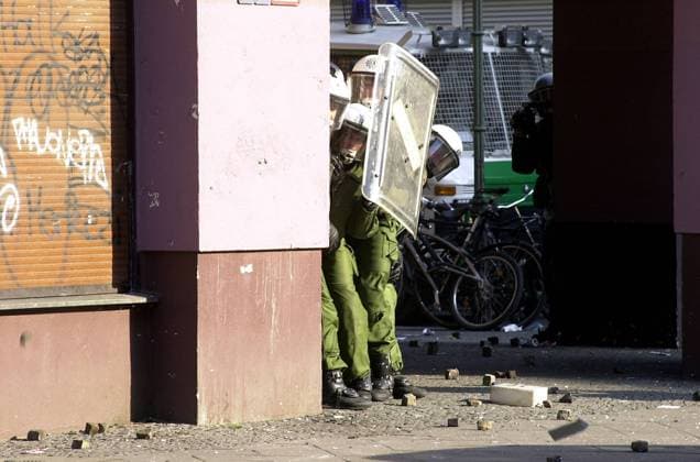 Auseinandersetzungen am1. Mai in Berlin Nach dem Verbot einer Revolutionaeren 1. Mai Demonstration durch den Berliner Innensenat kam es am 1. Mai in Kreuzberg zu den befuerchteten Strassenschlachten. Trotz eines Aufgebotes von 9.000 Beamten, gelang es der Polizei erst nach vier Stunden die Lage unter Kontrolle bringen. Hier: Polizeibeamte bringen sich vor Steinwuerfen in Sicherheit. 1.5.2001, Berlin