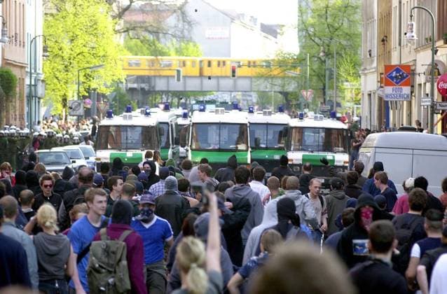 Auseinandersetzungen am1. Mai in Berlin Nach dem Verbot einer Revolutionaeren 1. Mai Demonstration durch den Berliner Innensenat kam es am 1. Mai in Kreuzberg zu den befuerchteten Strassenschlachten. Trotz eines Aufgebotes von 9.000 Beamten, gelang es der Polizei erst nach vier Stunden die Lage unter Kontrolle bringen. Hier: Demonstranten bewerfen Polizeibeamte mit Steinen und Flaschen. 1.5.2001, Berlin