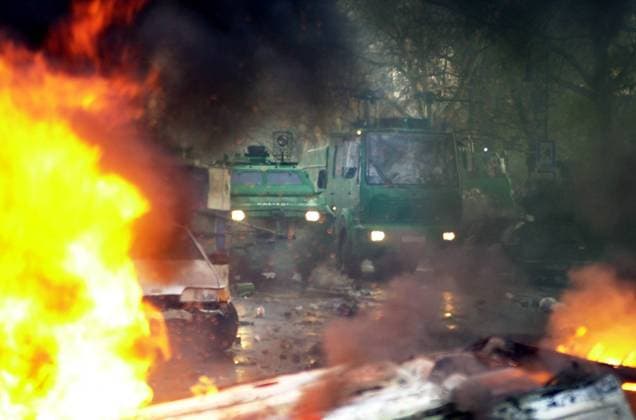 Auseinandersetzungen am1. Mai in Berlin Nach dem Verbot einer Revolutionaeren 1. Mai Demonstration durch den Berliner Innensenat kam es am 1. Mai in Kreuzberg zu den befuerchteten Strassenschlachten. Trotz eines Aufgebotes von 9.000 Beamten, gelang es der Polizei erst nach vier Stunden die Lage unter Kontrolle bringen. Hier: Ein Raeumpanzer und ein Wasserwerfer der Polizei hinter einem brennenden Auto am Mariannenplatz, dem Zentrum der Krawalle. 1.5.2001, Berlin