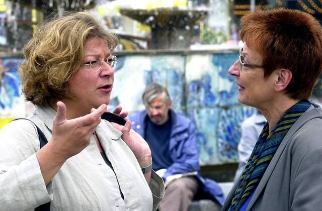 Unterschriften fuer Neuwahlen Mehrere tausend Buerger haben am Samstag den 9. Juni 2001 ihre Unterschrift fuer Neuwahlen an Staenden der von PDS, Gruenen und FDP gegruendeten Berliner Initiative Neuwahlen jetzt abgegeben. In den kommenden Tagen sollen mindestens 50 000 Unterschriften gesammelt werden, die als erster Schritt fuer ein Volksbegehren auf Neuwahlen notwendig sind. Hier: Die ehemalige Landwirtschaftsministerin und Berliner Gruene, Andrea Fischer (links) im Gespraech mit ihrer berliner Parteikollegin Franziska Eichstaedt-Bohling (rechts). 9.6.2001, Berlin