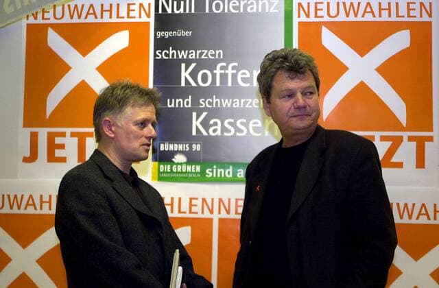 Sonderparteitag der Berliner Gruenen Auf einem Sonderparteitag der Berliner Buendnis-Gruenen beschlossen die Delegierten sich an einer moeglichen Uebergangsregierung im Berliner Abgeordnetenhaus zu beteiligen. Die Uebergangsregierung soll die Handlungsfaehigkeit der Stadt bis zu Neuwahlen gewaehrleisten. Hier: Fritz Kuhn, Bundessprecher von Buendnis 90 Die Gruenen (links) und Wolfgang Wieland, Fraktionsvorsitzender von Buendnis 90 Die Gruenen im Berliner Abgeordnetenhaus. 10.6.2001, Berlin