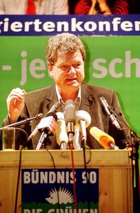 Landesdelegiertenkonferenz der Berliner Gruenen Auf einer Landesdelegiertenkonferenz der Berliner Buendnis-Gruenen stimmten die Delegierten positiv uber das Verhandlungsergebnis der Koalitionsverhandlungen mit der SPD ab. Sie beschlossen sich an einer Uebergangsregierung im Berliner Abgeordnetenhaus zu beteiligen. Die Uebergangsregierung soll die Handlungsfaehigkeit der Stadt bis zu Neuwahlen gewaehrleisten. Hier: Wolfgang Wieland, Fraktionsvorsitzender im Berliner Abgeordnetenhaus, der von den Delegierten mit grosser Mehrheit fuer den Posten des Justizsenators gewaehlt wurde. 13.6.2001, Berlin