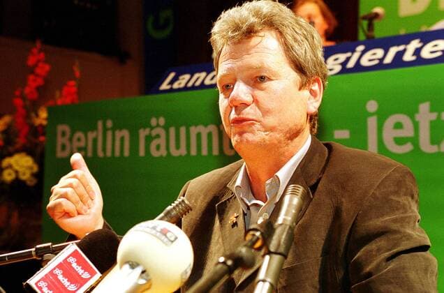 Landesdelegiertenkonferenz der Berliner Gruenen Auf einer Landesdelegiertenkonferenz der Berliner Buendnis-Gruenen stimmten die Delegierten positiv uber das Verhandlungsergebnis der Koalitionsverhandlungen mit der SPD ab. Sie beschlossen sich an einer Uebergangsregierung im Berliner Abgeordnetenhaus zu beteiligen. Die Uebergangsregierung soll die Handlungsfaehigkeit der Stadt bis zu Neuwahlen gewaehrleisten. Hier: Wolfgang Wieland, Fraktionsvorsitzender im Berliner Abgeordnetenhaus, der von den Delegierten mit grosser Mehrheit fuer den Posten des Justizsenators gewaehlt wurde. 13.6.2001, Berlin