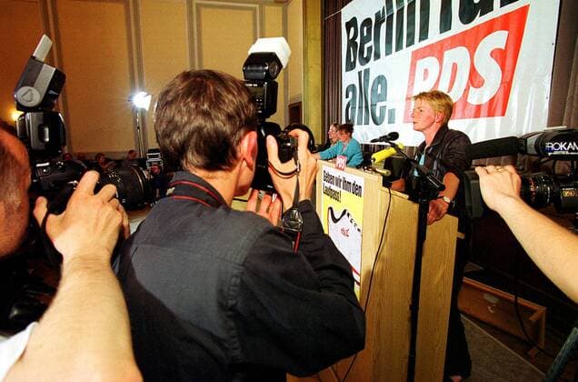 Sonderparteitag der Berliner PDS Sonderparteitag der Berliner PDS anlaesslich der moeglichen Neuwahlen zum Berliner Abgeordnetenhaus. Hier: Gabi Zimmer, Parteivorsitzende der PDS. 15.6.2001, Berlin