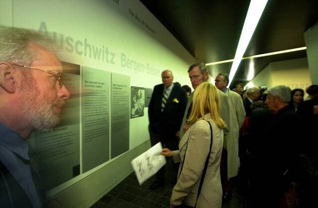 Eroeffnung Juedisches Museum in Berlin Eroeffnung des Juedischen Museum in Berlin. Viele der gezeigten Exponate behandeln das Thema Holocaust und Judenvernichtung in Deutschland. Desweiteren werden auch Exponate aus der kulturellen und religioesen Geschichte der Juden in Deutschland gezeigt. Hier: Besucher vor der Achse des Holocaust . Berlin, 10.09.2001