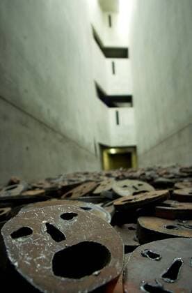 Eroeffnung Juedisches Museum in Berlin Eroeffnung des Juedischen Museum in Berlin. Viele der gezeigten Exponate behandeln das Thema Holocaust und Judenvernichtung in Deutschland. Desweiteren werden auch Exponate aus der kulturellen und religioesen Geschichte der Juden in Deutschland gezeigt. Hier: Der Memory Void, ein Ort des Nachdenkens und Besinnens. Im Memory Void wird die Skulptur Shalechet des israelischen Kuenstlers Menashe Kadishman gezeigt. Berlin, 10.09.2001