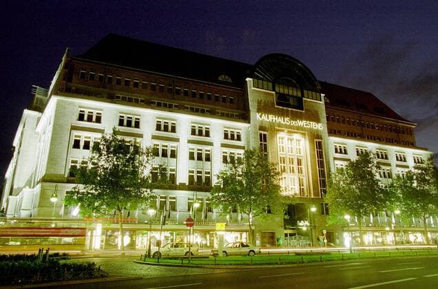 Berlin Ciyt by night The departement store KaDeWe ( Kaufhaus des Westens ) at the Tauentzien in Berlin-Charlottenburg by night. Das Kaufhaus des Westens (KaDeWe) am Tauentzien in Berlin-Charlottenburg bei Nacht. 16.9.2001, Berlin