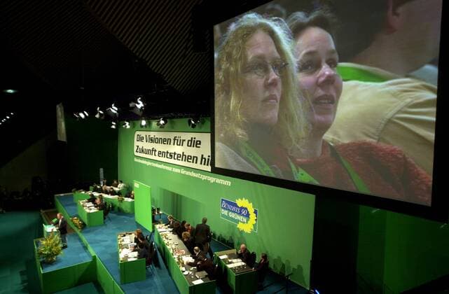 Bundesdelegiertenkonfernz von Büendnis90 Die Grüenen Bundesdelegiertenkonfernz von Buendnis90 Die Gruenen Die Buendnis-Gruenen fuerten vom 15. bis zum 17. Maerz 2002 im Berliner Veranstaltungszentrum Tempodrom ihre Bundesdelegiertenkonferenz zur Neufassung des 22 Jahre alten Parteiprogamms durch. Hier: Zwei Frauen auf der Videoleinwand. 15.3.2002, Berlin