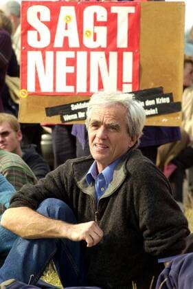 Ostermarsch gegen Bombodrom Ostermarsch gegen Bombodrom Am Ostersonntag 2002 demonstrierten nach Veranstalterangaben mehr als 5.000 Menschen gegen den Bombenabwurfplatz der Bundeswehr, das sogenannte Bombordom, in der Kyritz-Ruppiner Heide. Sie protestieren gegen die militaerische Nutzung des als Naturschutzgebiet ausgewiesenen 142qkm gossen Areals. Nach Angaben der Buergerinitiative FREIe HEIDe e.V. finden dort jaehrlich bis zu 34.000 Kampfuebungen mit Bombenabwuerfen von Flugzeugen der Luftwaffe statt. Hier: Hans-Christian Stroebele (Buendnis 90 Die Gruenen), Vorsitzender des Parlamentarischen Untersuchungsausschuss zur CDU-Spendenaffaere. 31.3.2002; Fretzdorf Brandenburg