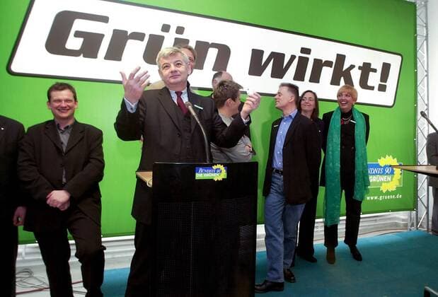 Wahlkampfauftakt der Gruenen Wahlkampfauftakt von Buendnis 90 Die Gruenen Am Mittwoch den 24. April 2002 stellten die Buendnisgruenen ihren Wahlkampf unter dem Motto Gruen wirkt zur Bundestagswahl 2002 in den Raeumen der Berliner Werbeagentur Zum Goldenen Hirschen vor. Hier: Der Parteivorsitzende und Aussenminister Joschka Fischer. Im Hintergrund: Claudia Roth (1.v.r.); Andrea Fischer (2.v.r.); Fritz Kuhn (3.v.r.); Renate Kuenast (4.v.r.). 24.4.2002, Berlin
