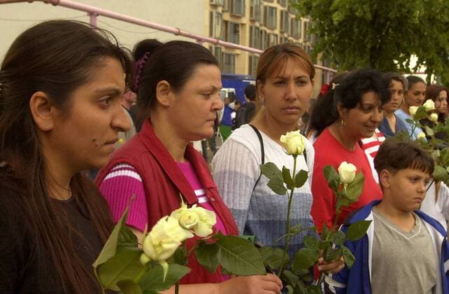 Demonstration von Roma gegen Abschiebung Demonstration von Roma gegen Abschiebung Mehrere hundert Roma und Sinti demonstrierten am Montag den 1. Juni 2002 in der Berliner Innenstadt gegen geplante Abschiebung von Buergerkriegsfluechtlingen in das ehemalige Jugoslawien. Sie forderten angesichts der Verhaeltnisse in den Staaten des ehemaligen Jugoslawien ein Bleiberecht fuer die Buergerkriegsfluechtlinge. Auf den Innemministerkonferenz im Juni 2002 wurde die Abschiebung der Roma entgegen der Ratschlaege der Vereinten Nationen beschlossen. Hier: Die Demonstrationsteilnehmer gedenken an der Baustelle des Mahnmals fuer die ermordeten Juden Europas den Toten. 10.6.2002, Berlin