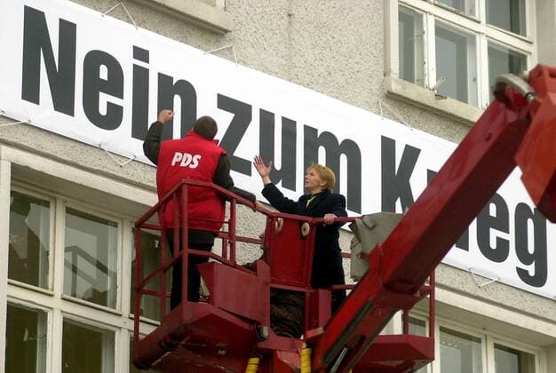 PDS gegen Krieg Berlin PDS-Transparent gegen Krieg an der Parteizentrale Die PDS-Vorsitzende Gabi Zimmer praesentierte am Montag den 13. Januar 2003 PDS-Transparente gegen einen moeglichen Krieg gegen den Irak. 13.1.2003, Berlin