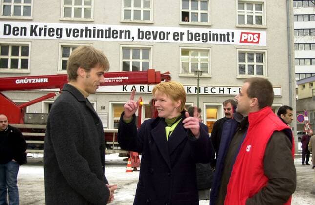 PDS gegen Krieg Berlin PDS-Transparent gegen Krieg an der Parteizentrale Die PDS-Vorsitzende Gabi Zimmer praesentierte am Montag den 13. Januar 2003 PDS-Transparente gegen einen moeglichen Krieg gegen den Irak. V.l.n.r.: Stefan Liebich, PDS-Landesvorsitzender Berlin; Gabi Zimmer; Peter Ritter, PDS-Landesvorsitzender Mecklenburg-Vorpommern. 13.1.2003, Berlin