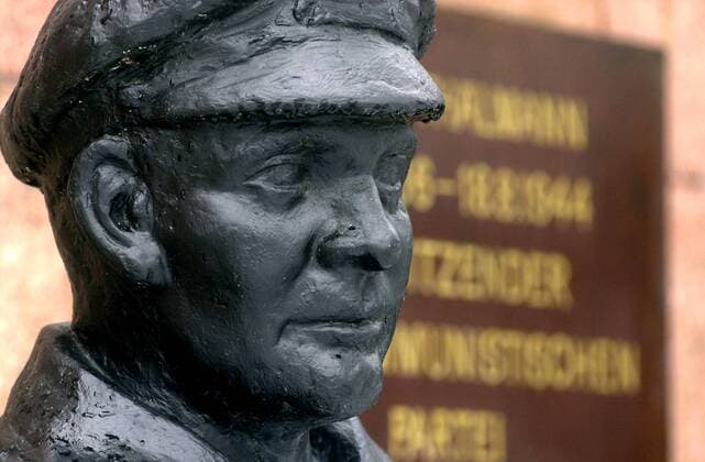 Ernst Thaelmann-Gedenkstaette Berlin Ernst Thaelmann-Gedenkstaette bei Berlin Bueste des 1944 ermordeten Kommunistenfuehrers Ernst Thaehlmann in der gleichnamigen Gedenkstaete in der Ortschaft Ziegenhals bei Berlin. 31.1.2003, Ziegenhals Brandenburg