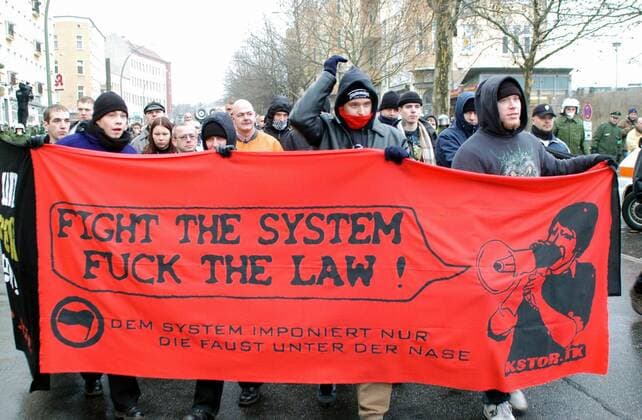Verbot der Neonazi-Kameradschaft Tor Der Berliner Innensenator Ehrhart Koerting hat am Mittwoch den 9. Maerz 2005 drei rechtsextremistische Kameradschaften verboten. Unteranderem die sogenannte Kameradschaft Tor. Hier: Mitglieder der Kameradschaft Tor bei einer Demonstration am 10. Januar 2004 in Berlin gegen Verurteilung der Neonaziband Landser Etwa 200 Neonazis und Skinheads versammelten sich zu einer Demonstration gegen die Verurteilung der Musiker der Neonaziband Landser durch das Berliner Landgericht im Dezember 2003. Der Texter und Saenger der Band war unter anderem wegen Volksverhetzung zu einer Haftstarfe verurteilt worden. 10.1.2004, Berlin