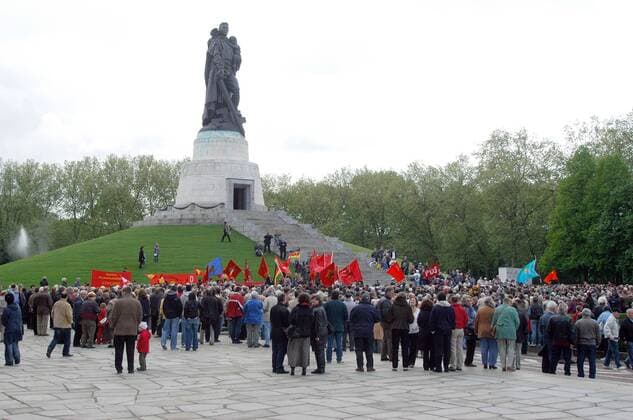 Berlin 60. Jahrestag der Befreiung Feierlichkeiten zum 60. Jahrestag der Zerschlagung des Faschismus und der Befreiung Deutschlands Zum 60. Jahrestag der Befreiung kamen am Sonntag den 8. Mai 2005 etwa 1000 Menschen zum Sowjetischen Ehrenmal im Treptower Park in Berlin-Treptow. Unter ihnen viele ehemalige Angehoerige und Veteranen der Roten Armee. 8.5.2005, Berlin