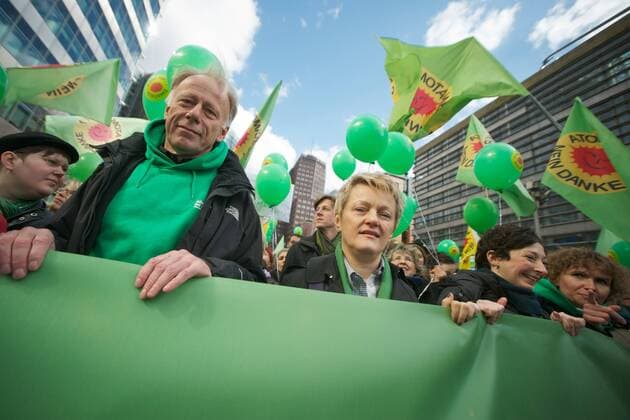 Politik Anti-Atom-Demonstration Demonstration gegen die Atompolitik der Bundesregierung. Am Samstag den 26. Maerz 2011 demonstrierten in Muenchen, Koeln, Hamburg und Berlin ueber 200.000 Menschen gegen die Atompolitik der CDU-FDP-Regierung. Sie forderten angesichts der Atom-Katastrophe im japanischen Fukushima einen Ausstieg aus der Atomtechnik und die sofortige Abschaltung alles AKWs. In Berlin (im Bild) gingen ueber 120.000 Menschen auf die Strasse. Im Bild mitte: Juergen Trittin, ehem. Bundesumweltminister und Renate Kuenast (beide MdB Die Gruenen). 26.3.2011, Berlin Ver