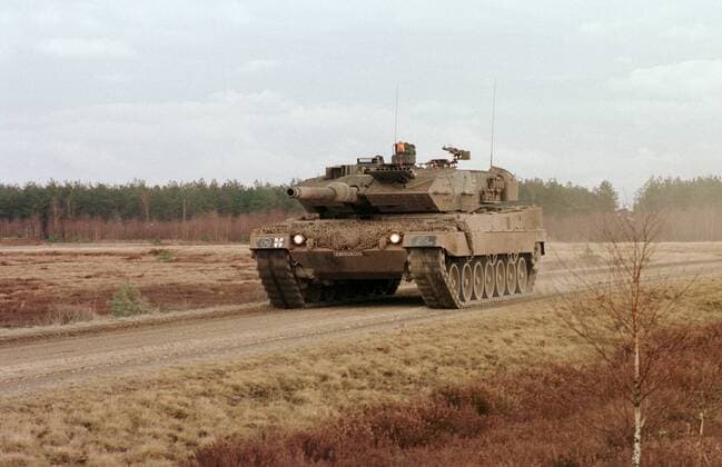 Militaer Bundeswehr Kosovo-Einsatz GECONFOR Deutscher Leopard 2-Panzer auf dem Truppenuebungsplatz Munster in Nierdersachsen. Pressevorfuehrung des deutschen Kontingentes fuer den Nato-Kosovoeinsatz, GECONFOR. 3.4.1999, Munster