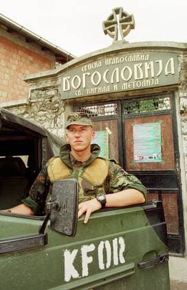 Kosovo Situation nach KFOR-Einmarsch Ein deutscher KFOR-Soldat schuetzt die in die Klosterschule gefluechteten Serben, Albaner, Roma und Katholiken in Prizren gegen Albaner, welche die Fluechtlinge entweder aus dem Kosovo vertreiben oder ermorden wollen. Prizren Jugoslawien, 30.7.1999