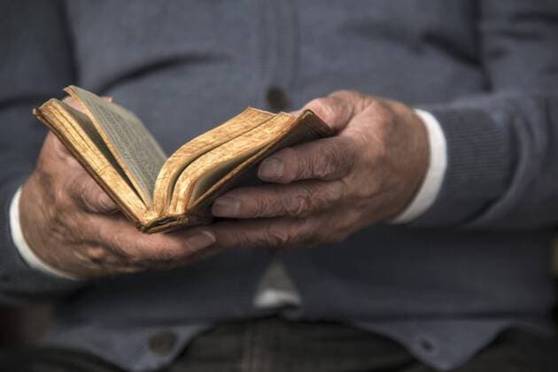 Senior man reading book model released Symbolfoto  UUF002675