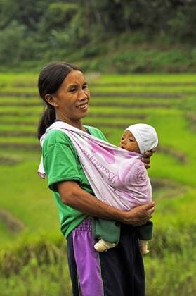Mutter traegt ihr Baby in einem Tragetuch, Ifugao-Stamm, Philippinen, Luzon, Patpat mother carrying her baby in a baby sling, Ifugao People, Philippines, Luzon, Patpat BLWS381321
