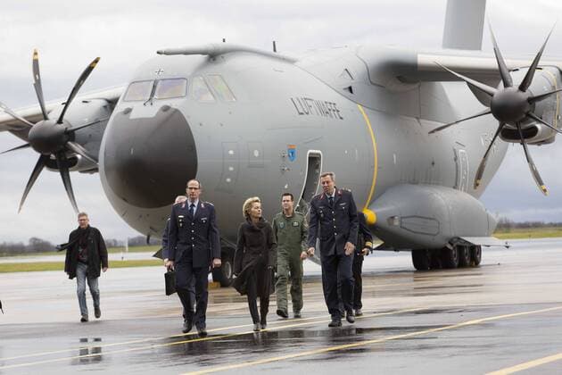 19.12.2014, Fliegerhorst LTG 62, Wunstorf, Airbus A400M landet beim LTG 62 in Wunstorf, im Bild Bundesverteidigungsministerin Ursula von der Leyen, Pilot Oberstleutnant Christian Schott und Generalleutnant Joachim Wundrak Auslieferung Airbus A400M