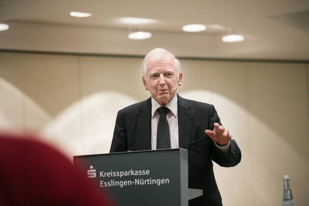 Harald zur Hausen deutscher Mediziner und Nobelpreistraeger für Medizin. In der Kreissparkasse in Esslingen. Harald zur Hausen deutscher Mediziner und Nobelpreistraeger für Medizin. In der Kreissparkasse in Esslingen.