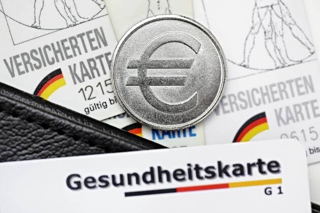 Versichertenkarten und EuromÃ¼nze, KrankenkassenbeitrÃ¤ge ** NUR FUER REDAKTIONELLE ZWECKE ** EDITORIAL USE ONLY **