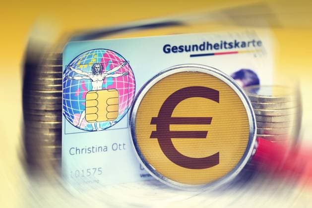 Gesundheitskarte, Stethoskop und MÃ¼nzstapel, Symbolfoto KrankenkassenbeitrÃ¤ge ** NUR FUER REDAKTIONELLE ZWECKE ** EDITORIAL USE ONLY **
