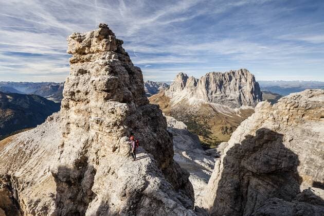 Bergsteiger beim Aufstieg auf den Piz Selva über den Pößnecker Klettersteig in der Sellagruppe am Sellajoch, hinten der Langkofel und der Plattkofel, Dolomiten, Grödnertal, Val Gardena, Selva di Val Gardena, Südtirol, Italien, Europa ibxmbr04037294.jpg