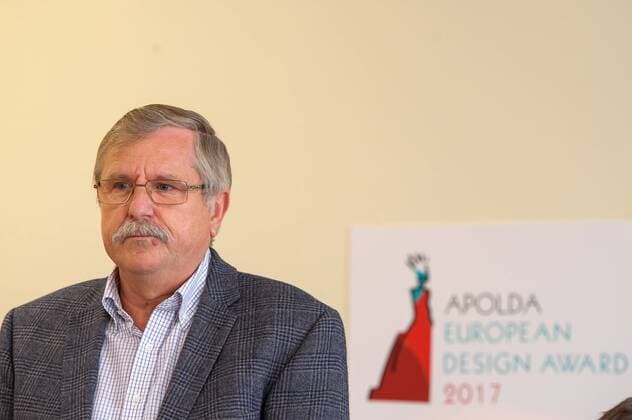 Apolda: Hans Jürgen Giese vom Amt für Wirtschaftsförderung und Kulturpflege in Apolda sitzt bei der Pressekonferenz zum Apolda European Design Award 2017 auf dem Podium.