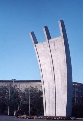 Flughafen GER, ca. 1978, Flughafen Tempelhof, Luftbrückendenkmal