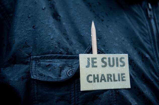 Berlin, Teilnehmer der Mahnwache Je suis Charlie stehen am Sonntag (11.01.2015) vor der Franzoesischen Botschaft zum Gedenken der Opfer des Anschlags auf das franzoesische Satiremagazin Charlie Hebdo .