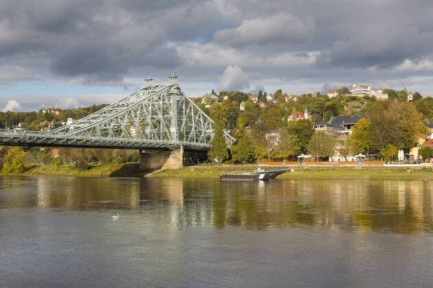 Blaues Wunder oder Loschwitzer Brücke, Elbbrücke zwischen Blasewitz und Loschwitz mit Restaurant Luisenhof am Elbhang, Dresden, Sachsen, Deutschland