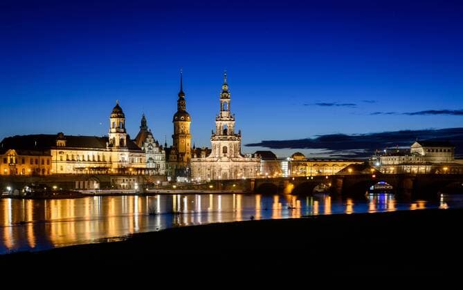 Sonnenuntergang über der Dresdner Altstadt mit Frauenkirche, Schloss, Hofkirche und Semperoper vor der Elbe, welche aufgrund des Hochwassers deutlich angewachsen ist, aufgenommen am 13.01.2015 in Dresden.