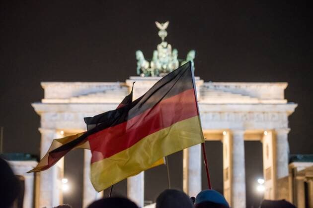 Berlin Politik Pegida Baergedia Etwa 200 Anhaenger des Berliner Ablegers rechten Pegida-Bewegung, Baergida, versammelten sich am Montag den 12. Januar 2015 in Berlin vor dem Brandenburger Tor zu einer Demonstration gegen eine angebliche Islamisierung Deutschlands. Unter den Anhaengern von Baergida waren viele bekannte militante Neonazis, der NPD und Hooligans sowie Mitglieder der Rechtsparteien AfD und Pro Deutschland und der rechtsradikalen German Defense League. Teilnehmer der Veranstaltung bruellten wiederholt Wir sind das Volk und Luegenpresse, auf die Fresse und hielten Schilder mit der Aufschrift Je suis Charlie . 12.1.2015, Berlin
