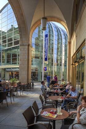 Chemnitz- Galerie Roter Turm DRU Sachsen Chemnitz Â Galerie Roter Turm : Das Stadtzentrum von Chemnitz wurde im 2. Weltkrieg fast vollständig zerstört, nach Wiederaufbau und nochmaliger Neugestaltung nach 1989 entstand ein neues innerstädtischen Architektur- und Erlebniskonzept. Das Einkaufs- und Kinozentrum Galerie Roter Turm wurde im Mai 2000 eröffnet. Mit einem Investitionsvolumen von etwa 160 Millionen Mark war es das bis dahin größte Einzelvorhaben der Chemnitzer Innenstadtbebauung. Für die Fassade wurde Terrakotta als Baumaterial verwendet. Unter den Kolonnaden, gegenüber dem neuen Rathaus, hat sich ein beliebter gastronomischer Treffpunkt etabliert. Chemnitz versteht sich als Stadt der Moderne, Vergangenheit und Zukunft wollen sich hier in produktiver Spannung begegnen. Wo noch vor gut zwei Jahrzehnten grauer Beton das Bild bestimmte, haben namhafte Architekten