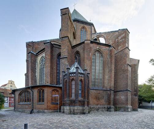 DEU, Deutschland, Hansestadt Stralsund, 23.08.2014 - Rathaus Stralsund mit Schaufassade, dahinter die Nikolaikirche. Das Rathaus Stralsund ist ein im Stil der norddeutschen Backsteingotik errichtetes Gebaeude, dessen Anfaenge aus dem 13. Jahrhundert stammen. Das Gebäude am Alten Markt gilt als einer der bedeutendsten Profanbauten des Ostseeraums und als das Wahrzeichen der Hansestadt Stralsund. Â