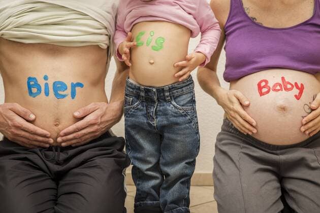 Father, pregnant mother and daughter with words on their bellies model released Symbolfoto  MIDF000019
