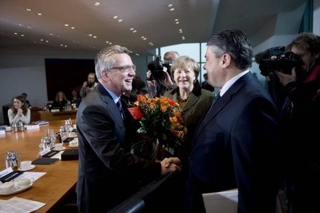 Geburtstag Thomas de Maiziere, Gabriel und Merkel DEU, Deutschland, Germany, Berlin, 21.01.2015 Thomas de Maiziere, Bundesinnenminister CDU (links), erhaelt zu seinem Geburtstag einen Blumenstrauss und ein Geschenk von Angela Merkel , Bundeskanzlerin und Bundesvorsitzende der CDU, und Sigmar Gabriel, Vizekanzler, Vorsitzender der SPD und Bundesminister fuer Wirtschaft und Energie, und (v.l.n.r), vor der Kabinettssitzung im Berliner Kanzleramt. Kabinettssitzung, Bundeskanzleramt, Kabinett, Bundeskabinett, Bundespolitik, Deutsche Politik, Politiker, 2015. Thomas de Maiziere, Federal Minister of the Interior, CDU (left), receives birthday wishes from Angela Merkel, Chancellor and leader of the CDU, and Sigmar Gabriel, leader of the SPD, vice-chancellor and Federal Minister of Economics and Energy (v.l.t.r.), during a cabinet meeting at the chancellor office in Berlin. Politics, Germany, pol
