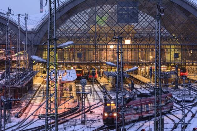 Dresden Hauptbahnhof bei Schnee mit Zügen in Dresden, , Sachsen, Deutschland